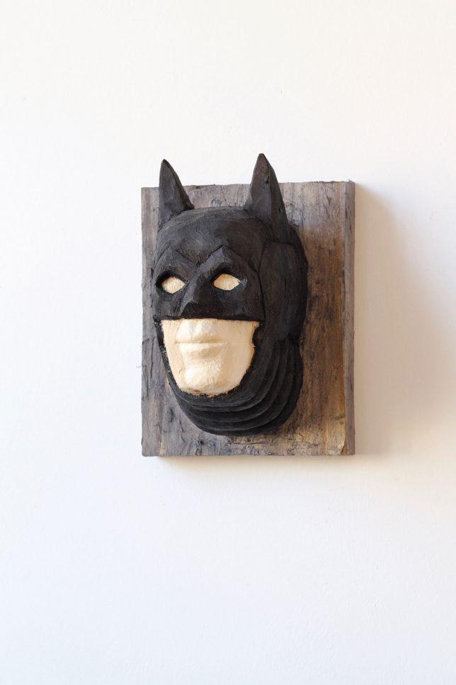 Jan Thomas, Trophäe-Batman, 2018, Pappelholz, Lasur, 30-23-26 cm