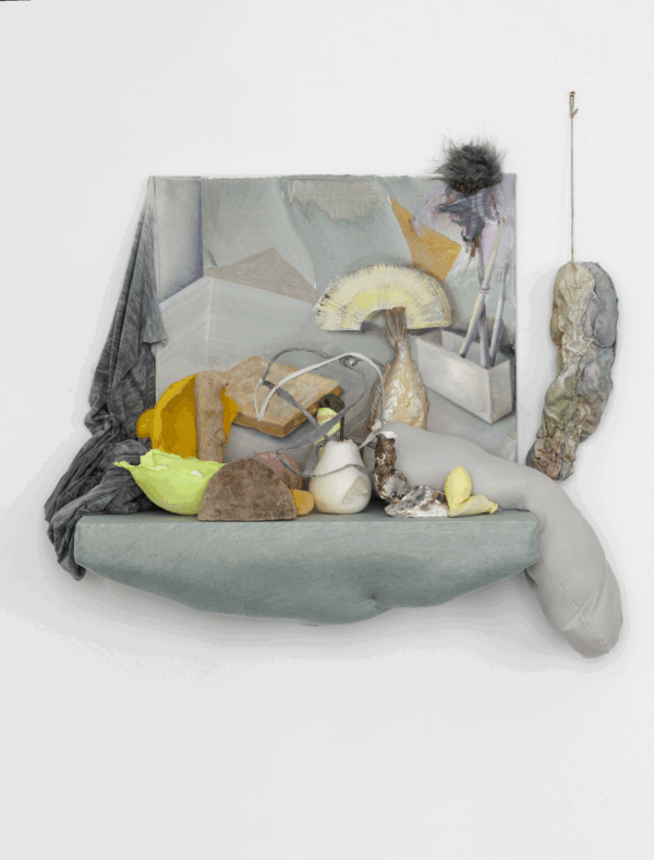 Fee Kleiß, Chicken's Fish, 2020, Öl auf Leinwand, div. Materialien, 80 x 88 x 32 cm