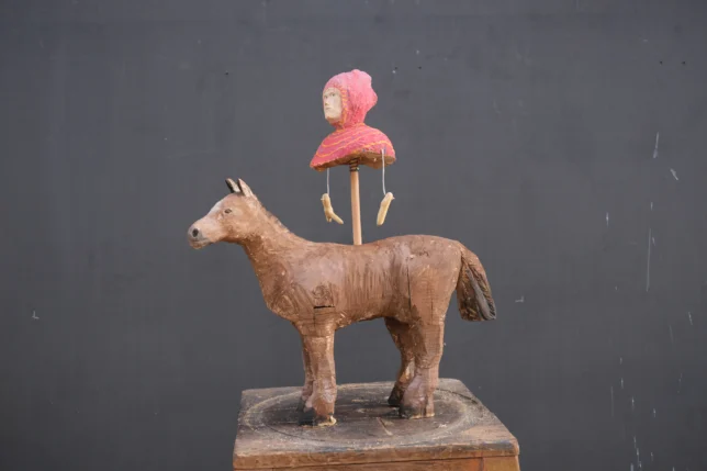 Peter Kröning, Der Neue, 2025, Holz, Kordel, Stahlfeder, 95 x 75 x 30 cm