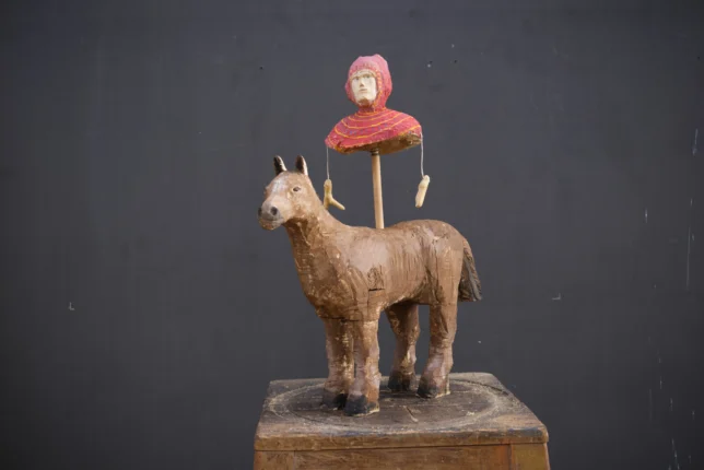 Peter Kröning, Der Neue, 2025, Holz, Kordel, Stahlfeder, 95 x 75 x 30 cm