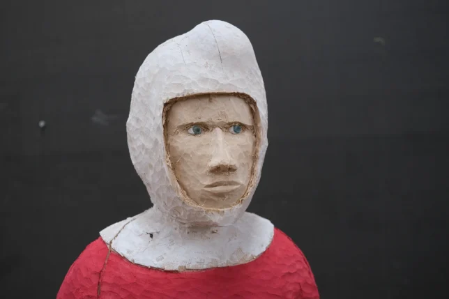 Peter Kröning, Niemand wird das merken. Oder: Die schöne Haube, 2024, Holz, Roßhaar, Farbe, 100 x 40 x 30 cm