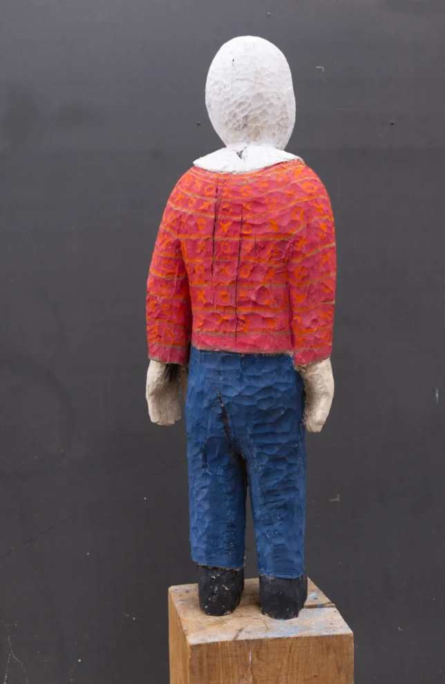 Peter Kröning, Niemand wird das merken. Oder: Die schöne Haube, 2024, Holz, Roßhaar, Farbe, 100 x 40 x 30 cm