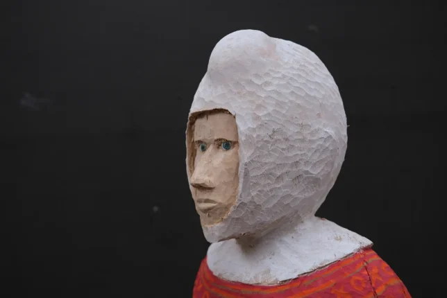 Peter Kröning, Niemand wird das merken. Oder: Die schöne Haube, 2024, Holz, Roßhaar, Farbe, 100 x 40 x 30 cm